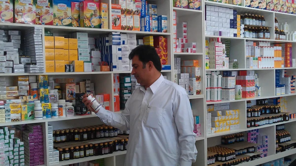 گرانی و نایابی دارو در ایران؛ شهروندان به استفاده از طب سنتی ترغیب می‌شوند